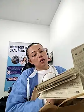 Snapshot of Madisson-04_ chatting on November 2025 07:34:01 PM Madisson-04 online show from November 2025 07:34:01 PM