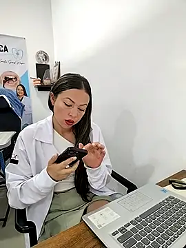 Snapshot of Madisson-04_ chatting on November 2025 12:33:02 PM Madisson-04 online show from November 2025 12:33:02 PM