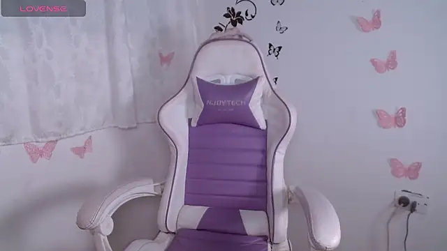 Snapshot of Violet-Flow chatting on April 2026 06:00:01 PM Violet-Flow online show from April 2026 06:00:01 PM