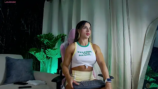 Snapshot of Emily_Foxx01 chatting on May 2026 11:21:02 PM Emily Foxx01 online show from May 2026 11:21:02 PM