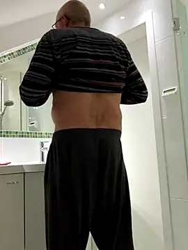 Snapshot of Oldmenhot66 chatting on April 2026 04:01:01 AM Oldmenhot66 online show from April 2026 04:01:01 AM