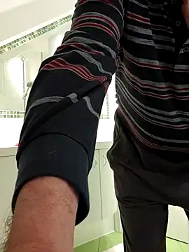 Snapshot of Oldmenhot66 chatting on April 2026 03:23:02 AM Oldmenhot66 online show from April 2026 03:23:02 AM