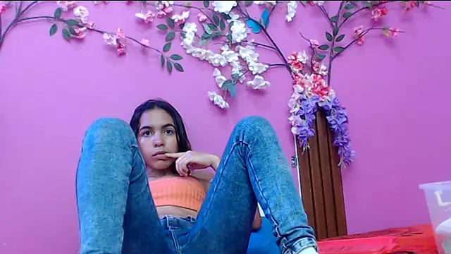 skinnysofia18 online show from September 2025 01:11:02 PM