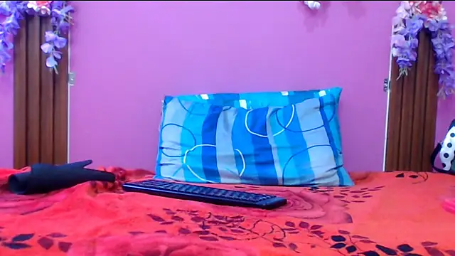 skinnysofia18 online show from October 2025 01:06:02 PM