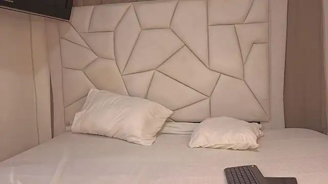 Paulaboterom online show from November 2025 07:15:02 PM