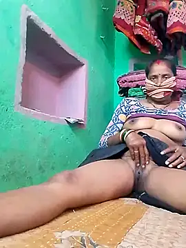 Snapshot of CUTE-004 chatting on November 2025 10:04:02 AM CUTE-004 online show from November 2025 10:04:02 AM