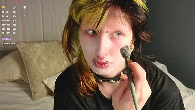 Snapshot of KandraCruser chatting on November 2025 08:03:01 PM KandraCruser online show from November 2025 08:03:01 PM