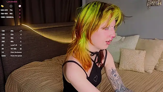 Snapshot of KandraCruser chatting on November 2025 08:20:01 PM KandraCruser online show from November 2025 08:20:01 PM