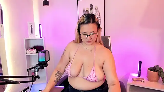 hollie joliie online show from March 2026 12:33:02 PM