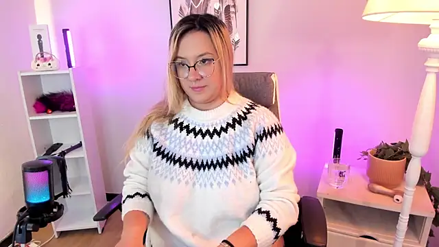 hollie joliie online show from March 2026 12:11:01 PM