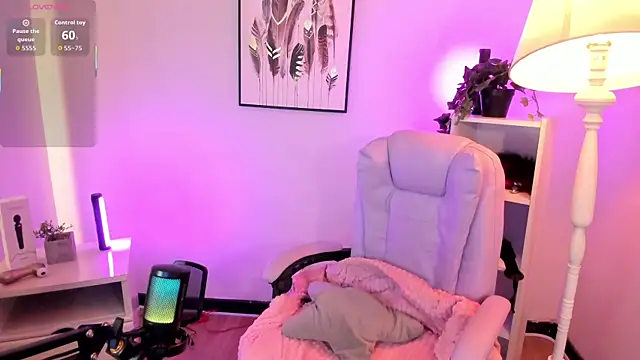 hollie joliie online show from April 2026 12:09:02 PM