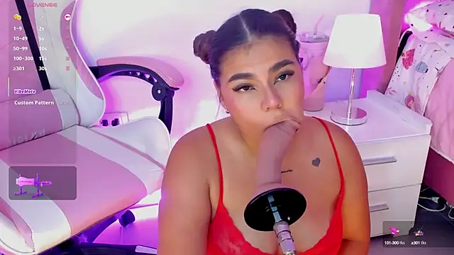 Snapshot of AliceThundeer chatting on September 2025 04:23:01 AM AliceThundeer online show from September 2025 04:23:01 AM