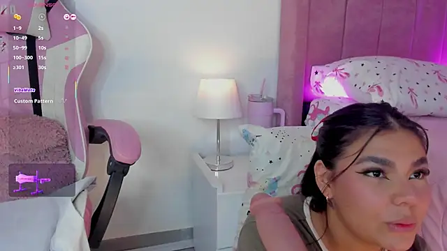 Snapshot of AliceThundeer chatting on October 2025 04:07:02 AM AliceThundeer online show from October 2025 04:07:02 AM