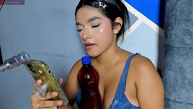 lau-hot online show from December 2025 06:58:02 PM