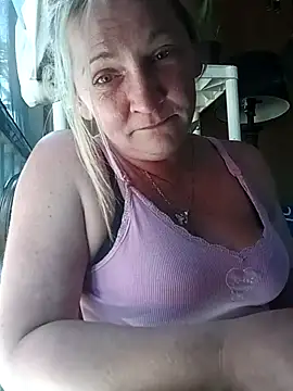 Snapshot of Goldenndoll chatting on November 2025 07:32:02 PM Goldenndoll online show from November 2025 07:32:02 PM