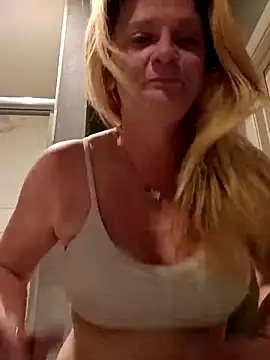 Snapshot of Goldenndoll chatting on February 2026 04:27:02 AM Goldenndoll online show from February 2026 04:27:02 AM