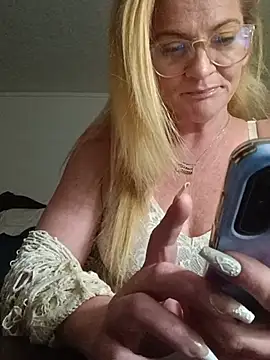 Snapshot of Goldenndoll chatting on May 2026 09:49:02 PM Goldenndoll online show from May 2026 09:49:02 PM