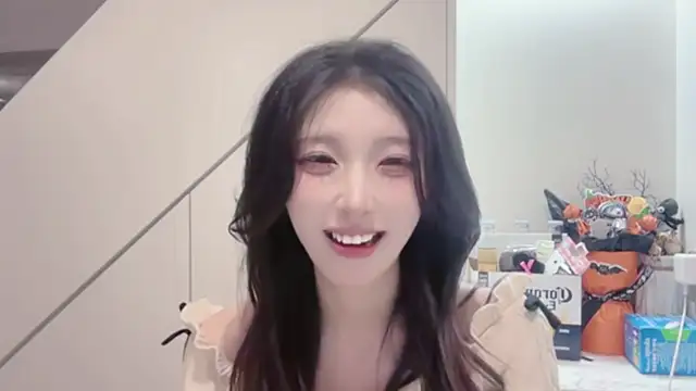 ZhaoZhao-ZM online show from December 2025 01:50:02 PM