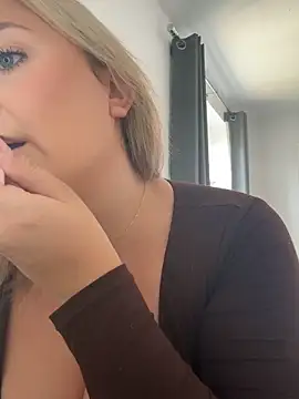 Elliemaee online show from September 2025 09:31:02 AM