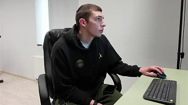 Snapshot of Ryan_Dozer chatting on April 2026 05:43:02 AM Ryan Dozer online show from April 2026 05:43:02 AM