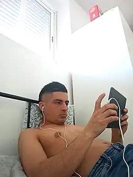 Snapshot of Andr3s69xxx chatting on February 2026 02:18:01 PM Andr3s69xxx online show from February 2026 02:18:01 PM