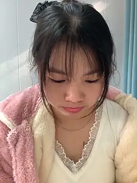 Emlyly-18 online show from November 2025 01:28:01 AM