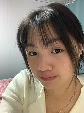 Emlyly-18 online show from November 2025 01:10:01 PM