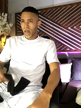 B Wild online show from November 2025 03:52:02 AM