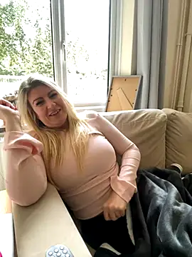 Snapshot of DesireDaisy chatting on September 2025 11:04:02 AM DesireDaisy online show from September 2025 11:04:02 AM