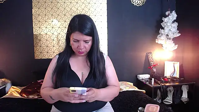 Snapshot of kinky_momm chatting on May 2026 06:46:02 PM kinky momm online show from May 2026 06:46:02 PM