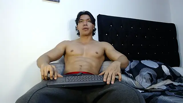 adriel escalante online show from December 2025 03:23:01 AM