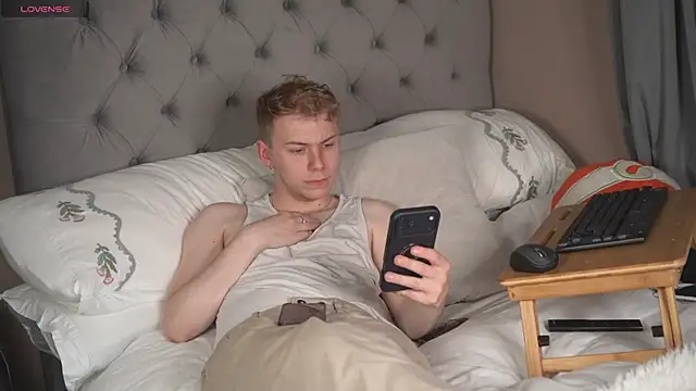 Snapshot of scottishtwink01 chatting on June 2026 10:48:02 PM scottishtwink01 online show from June 2026 10:48:02 PM