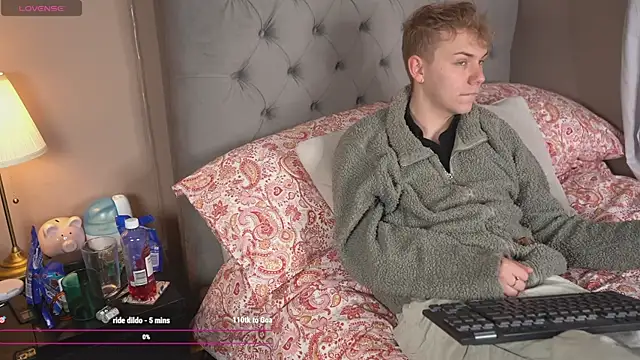 Snapshot of scottishtwink01 chatting on June 2026 10:40:02 PM scottishtwink01 online show from June 2026 10:40:02 PM