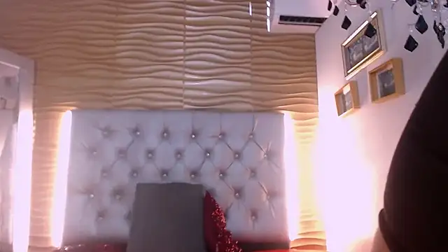 Snapshot of ValeryBerri chatting on November 2025 07:38:01 PM ValeryBerri online show from November 2025 07:38:01 PM