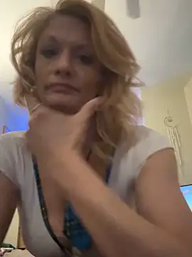 Snapshot of Daphneflor chatting on April 2026 04:10:02 AM Daphneflor online show from April 2026 04:10:02 AM