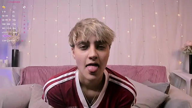 Snapshot of Astrellia chatting on October 2025 07:24:01 PM Astrellia online show from October 2025 07:24:01 PM