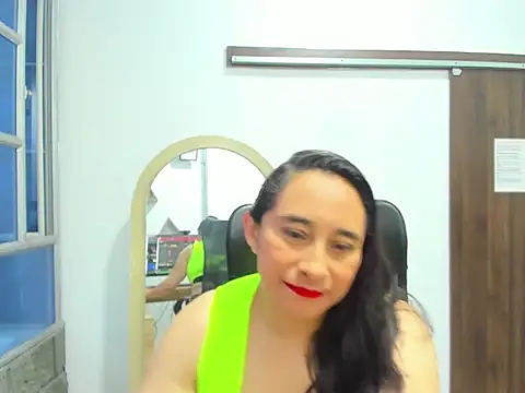 Snapshot of LeilaSmith_ chatting on October 2025 11:43:01 AM LeilaSmith online show from October 2025 11:43:01 AM