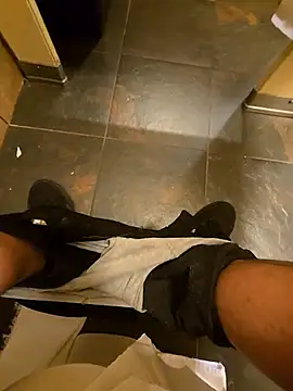 Snapshot of maxelbueno chatting on November 2025 08:33:02 PM maxelbueno online show from November 2025 08:33:02 PM