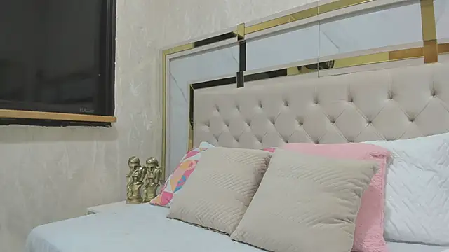 Snapshot of Cameron_Hearts chatting on September 2025 12:18:01 PM Cameron Hearts online show from September 2025 12:18:01 PM