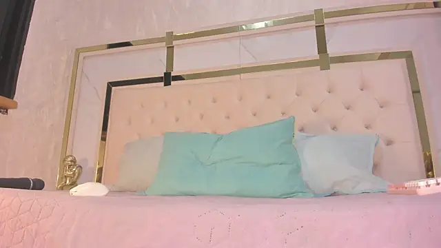 Snapshot of Cameron_Hearts chatting on December 2025 12:32:01 PM Cameron Hearts online show from December 2025 12:32:01 PM