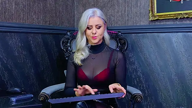 Snapshot of TiffanySia chatting on October 2025 04:31:01 AM TiffanySia online show from October 2025 04:31:01 AM