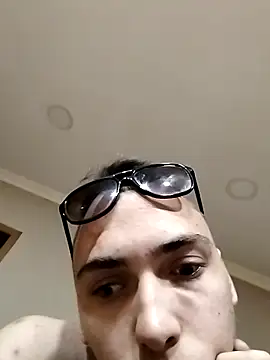 Strawboyy online show from October 2025 04:52:01 PM