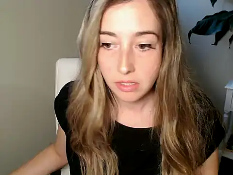 Snapshot of SuggestiveBehavior chatting on September 2025 03:27:02 PM SuggestiveBehavior online show from September 2025 03:27:02 PM