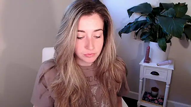 Snapshot of SuggestiveBehavior chatting on October 2025 01:52:01 PM SuggestiveBehavior online show from October 2025 01:52:01 PM