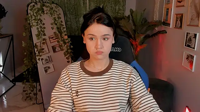 Snapshot of MonicaFarmer chatting on April 2026 05:58:02 AM MonicaFarmer online show from April 2026 05:58:02 AM