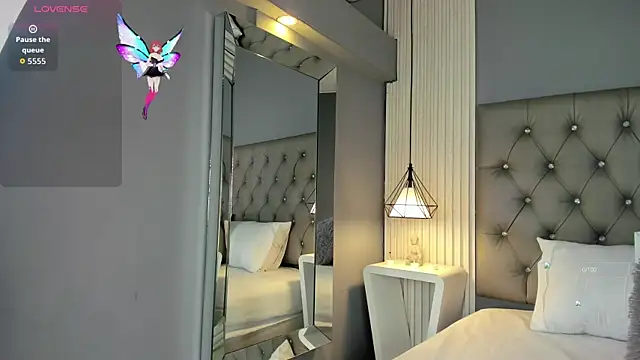 LunaBloomn online show from November 2025 05:02:01 PM