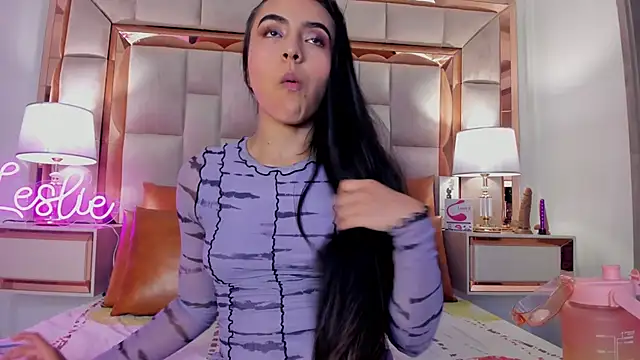 Snapshot of Leslie_Bussh_ chatting on October 2025 08:06:02 PM Leslie Bussh online show from October 2025 08:06:02 PM