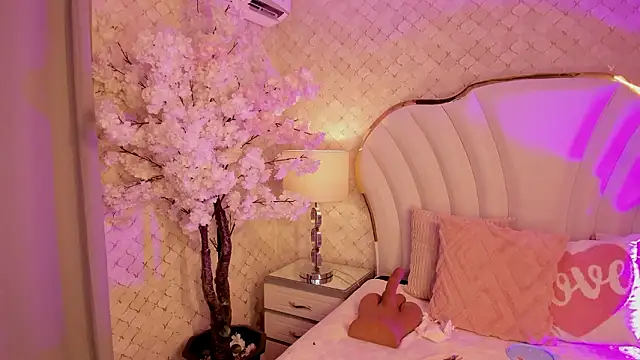 Snapshot of Lauuu2007 chatting on March 2026 01:48:02 PM Lauuu2007 online show from March 2026 01:48:02 PM