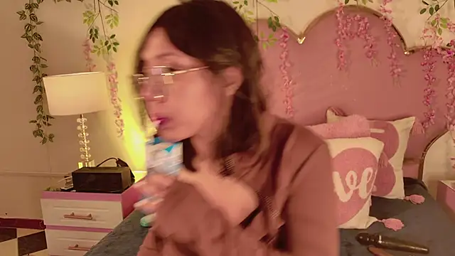 Snapshot of Lauuu2007 chatting on April 2026 02:48:02 PM Lauuu2007 online show from April 2026 02:48:02 PM