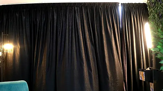 YuliaDesirevska online show from December 2025 12:34:02 PM